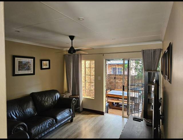 2 BEDROOM TOWNHOUSE FOR SALE IN ROOIHUISKRAAL NORTH